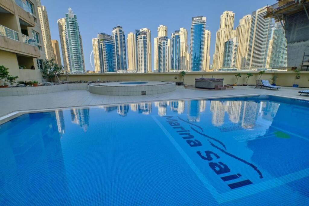 Lovely 1-Bedroom Apartment In The Heart Of Dubai Marina Exterior foto